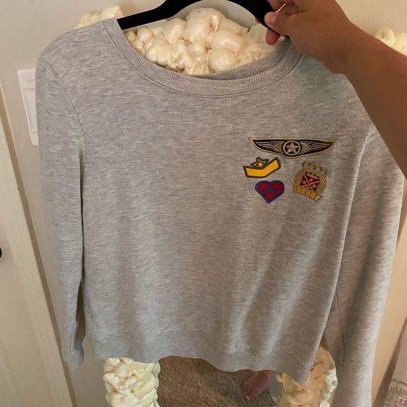 Cropped gray crewneck with cute patches - Picture 1 of 3